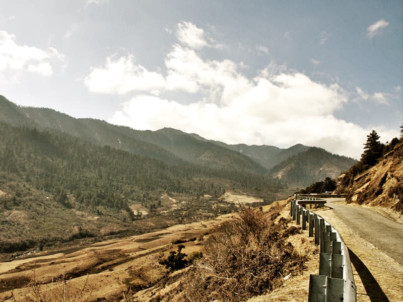 ブータン中部の幹線道路