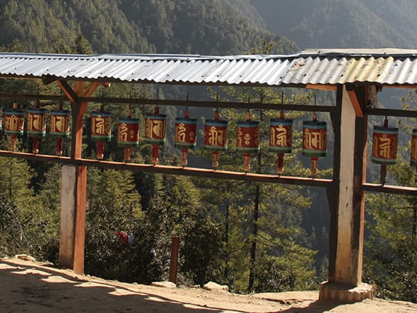 タクツァン僧院に続く山道に設置されたマニ車