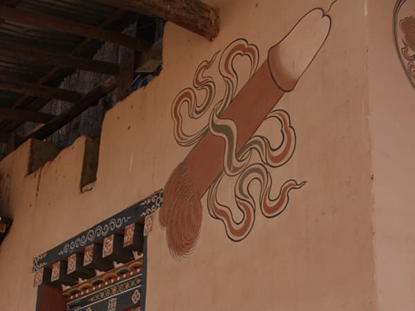 民家の壁に描かれた男根