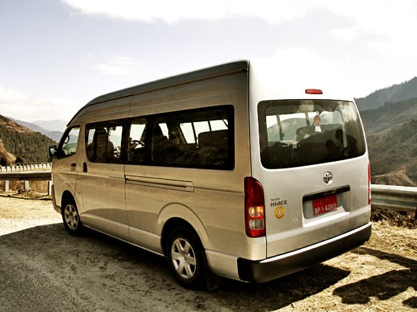 ブータン旅行でよく利用される専用車
