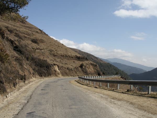 ブータン中部、ルクブジ村周辺の道路